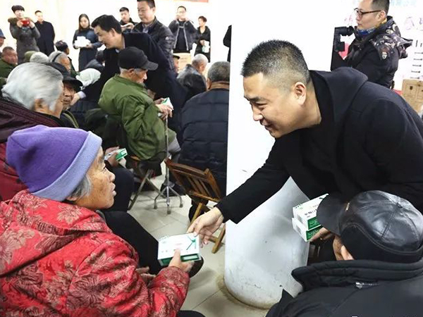 “情暖冬日，感恩敬老”  